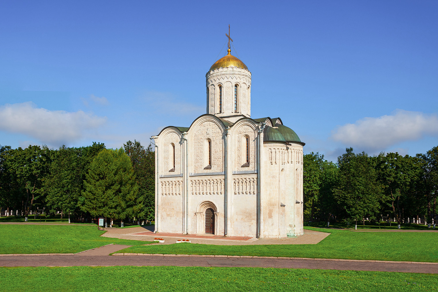 Дмитриевский собор стоит рядом с ним. Фотография: saiko3p / Shutterstock / FOTODOM