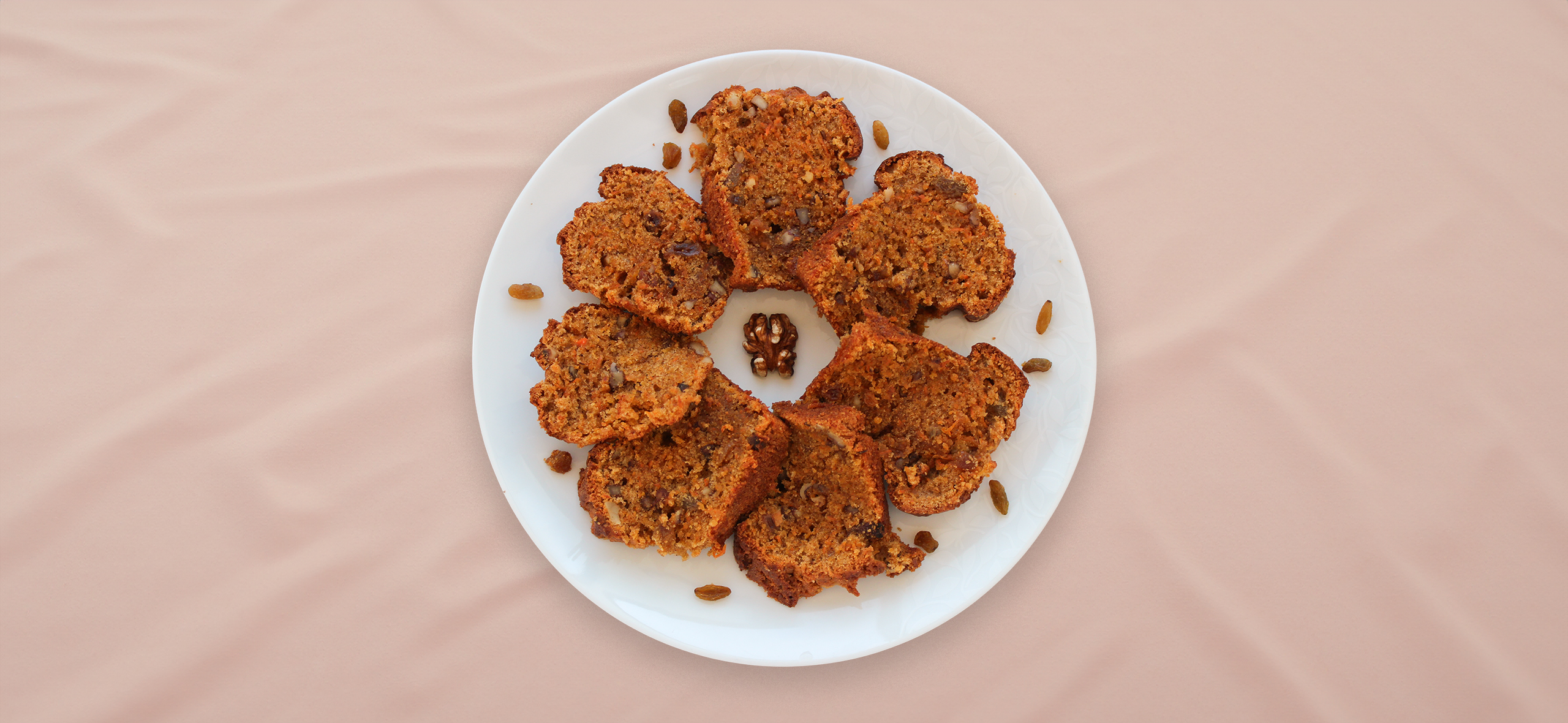 Рецепт классиче­ского морковного кекса с изюмом и орехами — по мотивам десерта из «Старбакса»